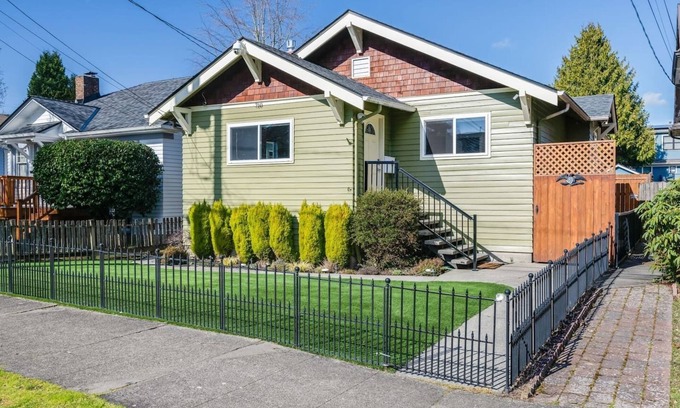 Phinney Ridge House | Greenlake Retreat-AC/Near Park & Cafes/Fenced Yard