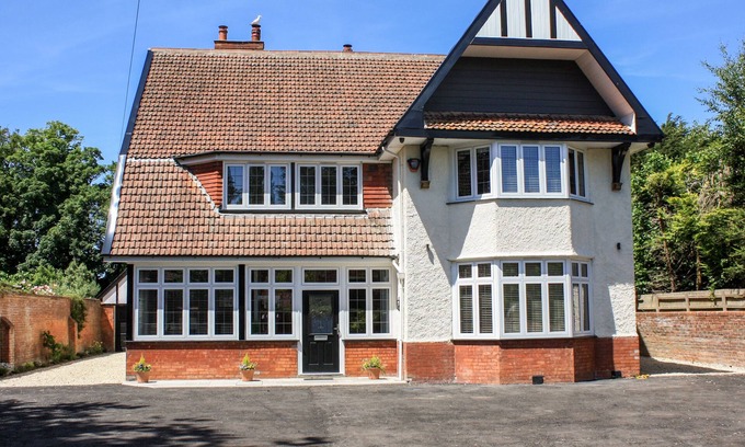 Burnham-on-Sea House | GREENLAWNS, pet friendly, luxury holiday cottage in Burnham-On-Sea