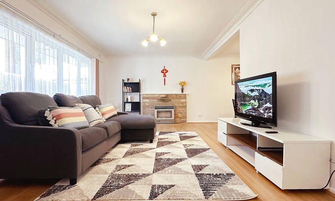 Greensborough House | Greenmeyer Retreat/Near Train Station/Shopping
