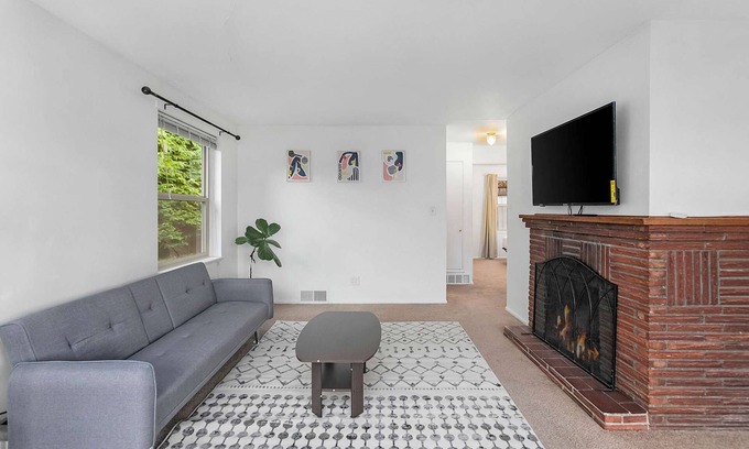 Phinney Ridge House | Greenwood's Lavender Haze | Walk Score 81