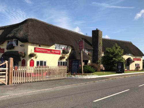 Fenny Bridges Bed & Breakfast | Greyhound Country Inn