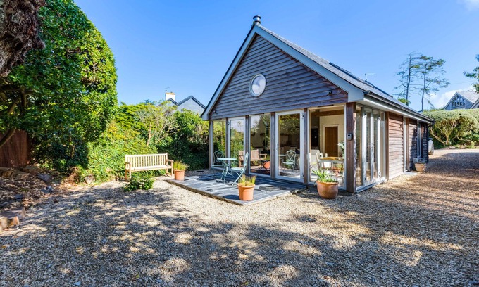Trebetherick Cottage | GREYSTONES STUDIO, romantic, country holiday cottage in Daymer Bay