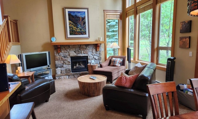 East Kootenay House | GreyWolf Greenside Incredible views and access