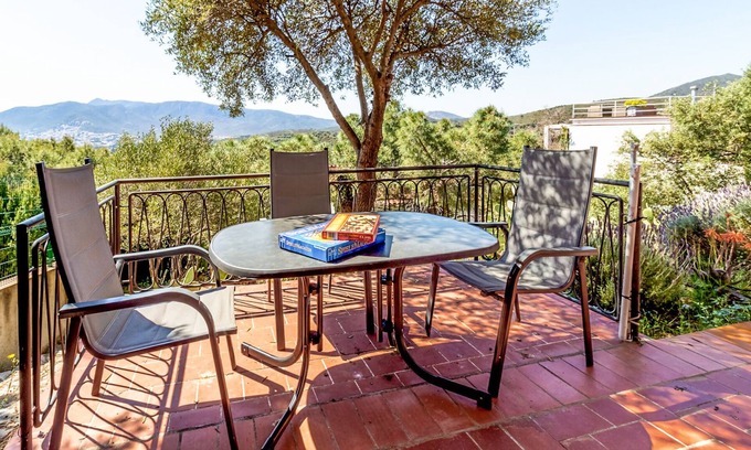 Llanca Apartment | Grifeu 08 - Apartment with outside terrace