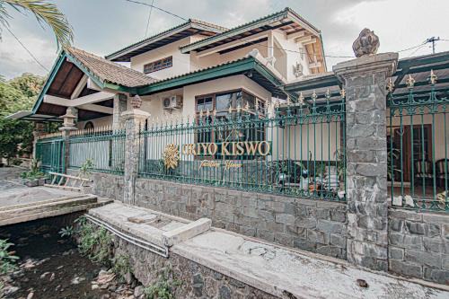Laweyan House | Griyo Kiswo Vacation Home