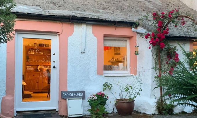 Caernarfon Cottage | GROESFFORDD, pet friendly, with open fire in Bontnewydd, Gwynedd