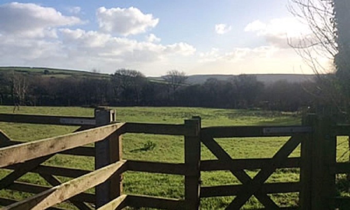 St Wenn House | Grooms Cottage- Sleeps 4 in 2 bedrooms plus 2 to 4 dogs depending on size.