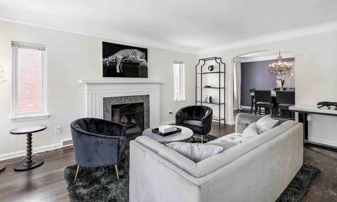 Grosse Pointe Apartment | Grosse Pointe 3 bedroom upper flat.