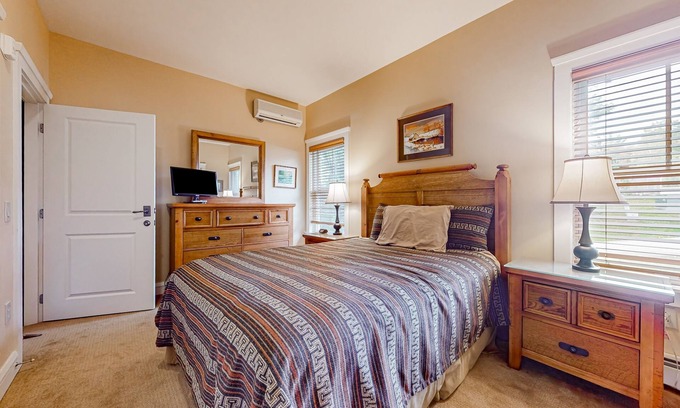 Proctorsville House | Ground-floor apartment with pool, hot tub, tennis & gym access - near skiing