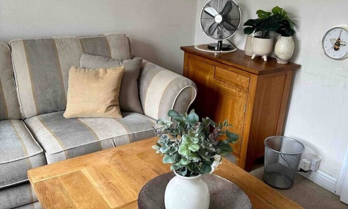 Abingdon Apartment | Ground floor flat; very homely 2 bed apartment sleeps 5