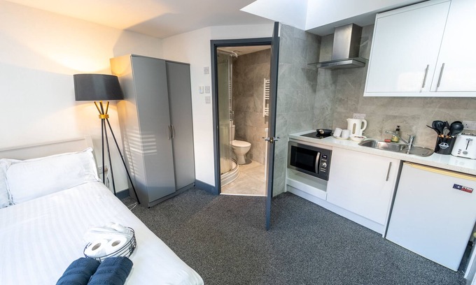 Selly Oak Apartment | Ground floor private studio close to UOB