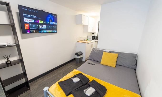 Selly Oak Apartment | Ground floor studio close to the city!