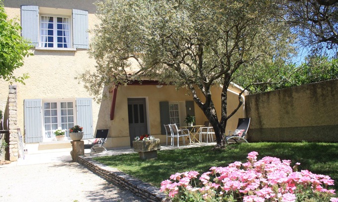 Saint-Pierre-de-Vassols Apartment | Ground level furnished apartment in beautiful bloomed and planted property