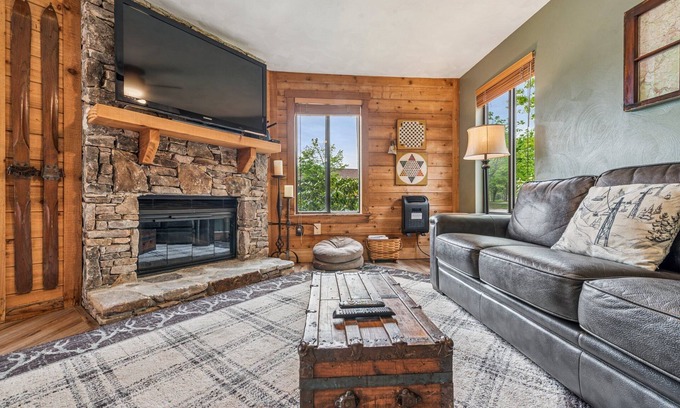 Seven Springs Condo | GROUND LEVEL MOUNTAIN CONDO, SHUTTLE TO SEVEN SPRINGS RESORT