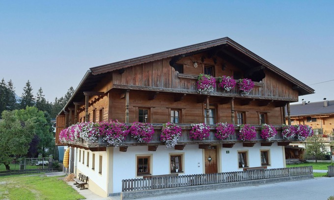 Reith im Alpbachtal Apartment | Group home on a farm only 80 m from the ski bus
