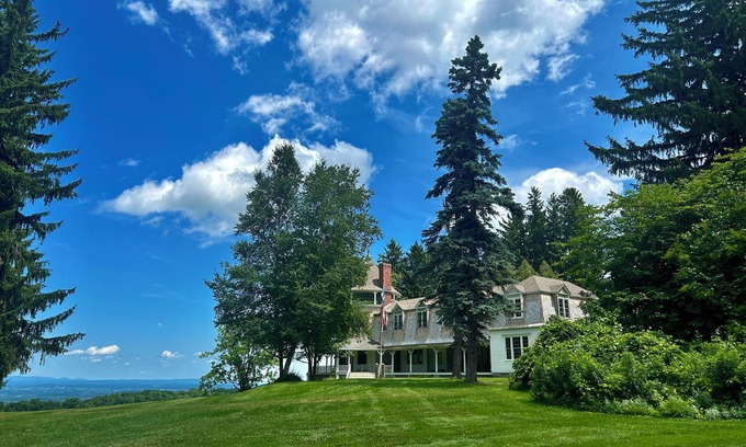 Town of Sharon House | Group Stay at Grand Historic Estate