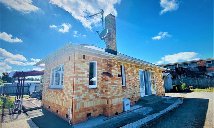 Hamilton East House | Group stay upto15