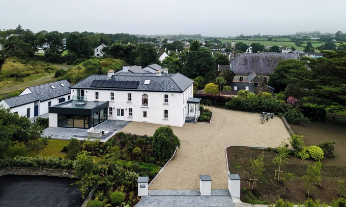 Schull House | Grove House Schull, Harbour Views, walking distance to all amenities