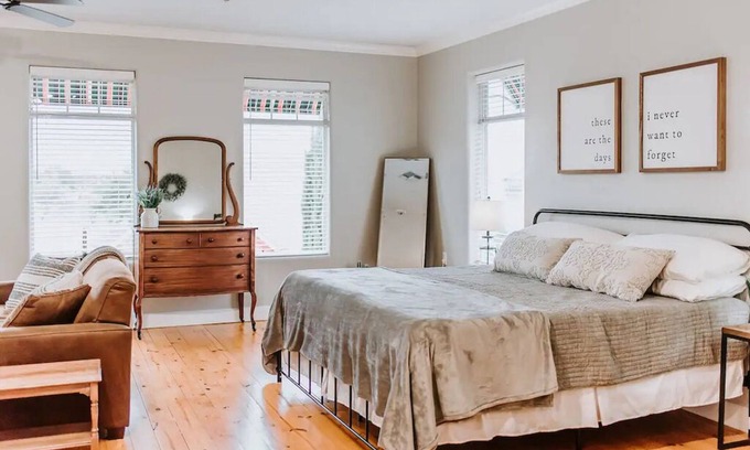Gruene Condo | GrueneGusthaus#3| Private Condo+ Golf Cart Rentals