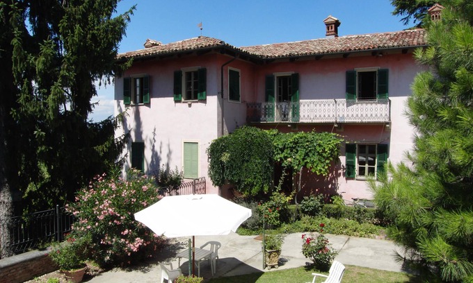 Guarene Apartment | Guarene: ALBA, 5 km: in historical Mansion with park a flat overviewing the hills