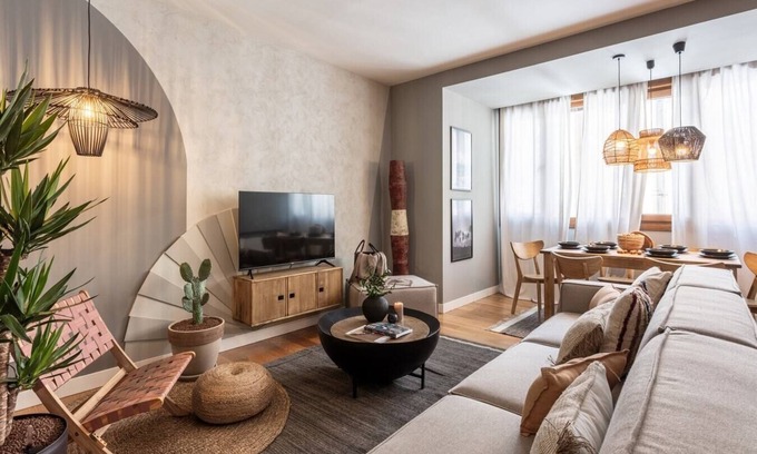 Cuatro Caminos Apartment | Guban - 2 bedroom and balcony in Azca