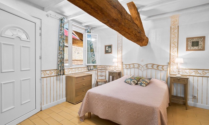 Saint-Sulpice-de-Roumagnac Bed & Breakfast | Guest Rooms 'Le Pré Fleuri 1' with Shared Pool, Shared Terrace and Wi-Fi