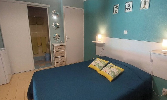 Saint-Sulpice-de-Roumagnac Bed & Breakfast | Guest Rooms 'Le Pré Fleuri 3' with Shared Pool, Shared Terrace and Wi-Fi