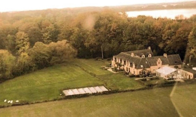 Broechem House | Guest house beautiful historic square farm 🎯 in Ranst