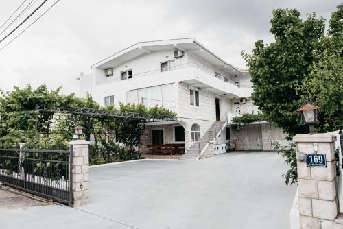 Bjelisi House | Guest House Lalic