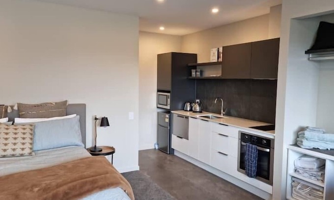 Wanaka Apartment | Guest House on Sapphire - Self contained studio with own bathroom