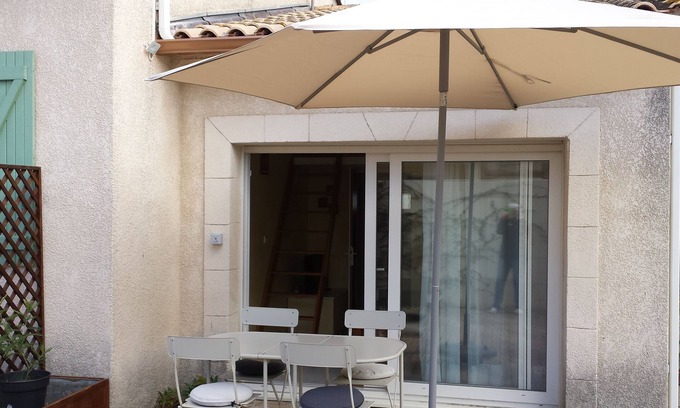 Cournonterral Apartment | Guest-House: Studio with mezzanine between Montpellier and Sète, sea and scrubland.