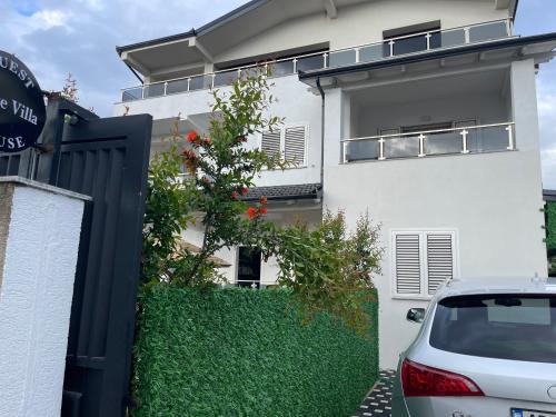 Kamez House | Guest House White Villa