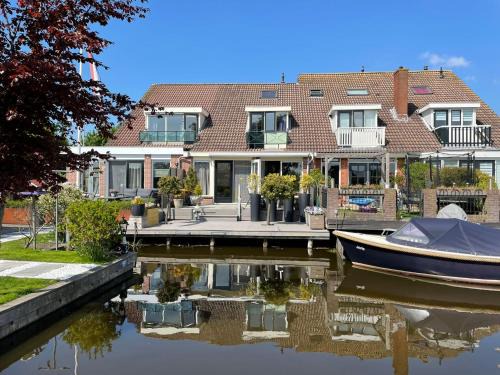 Rijpwetering House | Guesthouse BedNboot met terras aan het water
