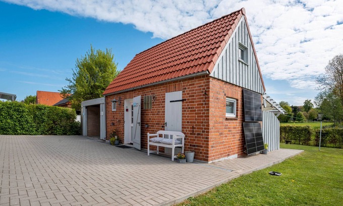Damlos House | Guesthouse 'Charming Lütt Hus' with Private Terrace, Shared Garden and Wi-Fi