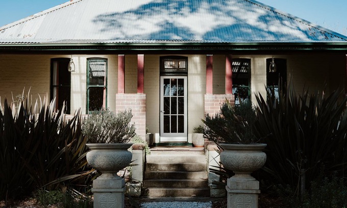 Bundanoon House | Guesthouse southern highlands sleeps 40 with functions up to 60 in large grounds