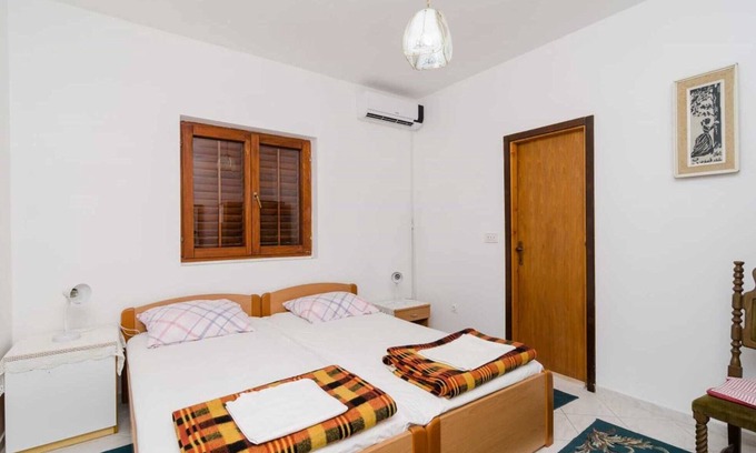Sobra Apartment | #GUESTHOUSESOBRA Double room close to beach S1