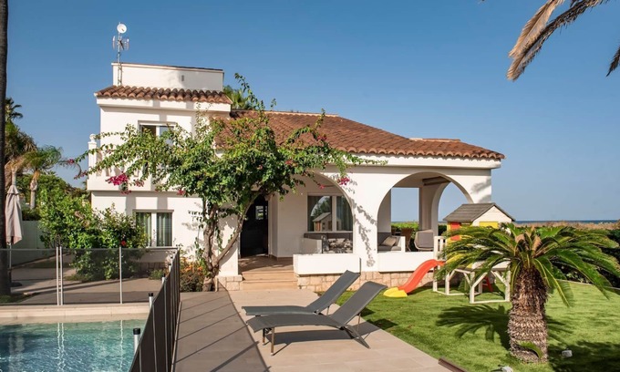 Playa de Almarda Ski Chalet | GuestReady - Amazing Beachfront Dwelling