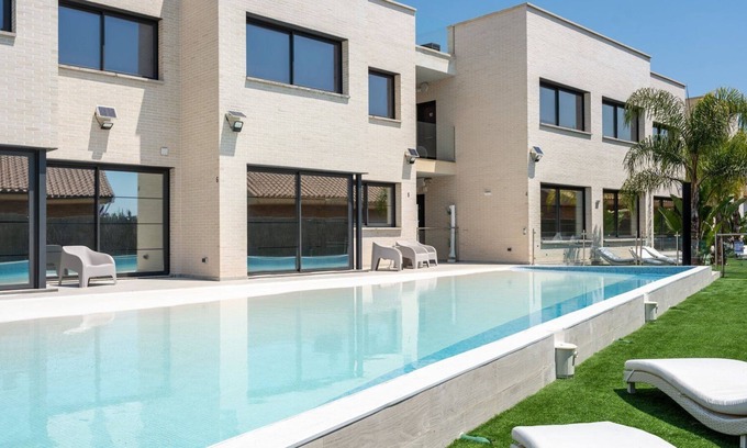 Masnou Apartment | GuestReady - April Rose Pool Apartments 2.8