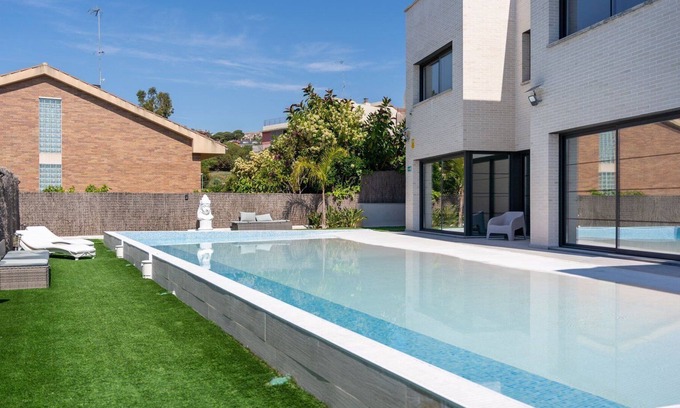 Masnou Apartment | GuestReady - April Rose Pool Apartments 2.1