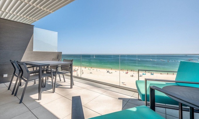 Sesimbra Apartment | GuestReady - Beachfront Naufrago's Retreat 2