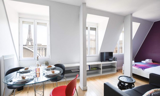 16th Arrondissement Apartment | GuestReady - Cozy Studio with an Eiffel Tower view