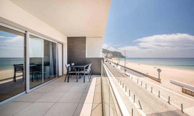 Sesimbra Apartment | GuestReady - Golden sea view retreat