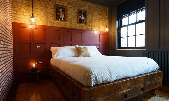 Riverside Apartment | GuestReady - Historic design-led stay in London