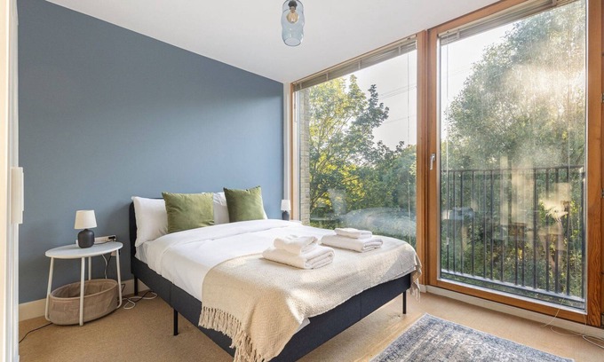 Merton Apartment | GuestReady – Peaceful stay with scenic green views