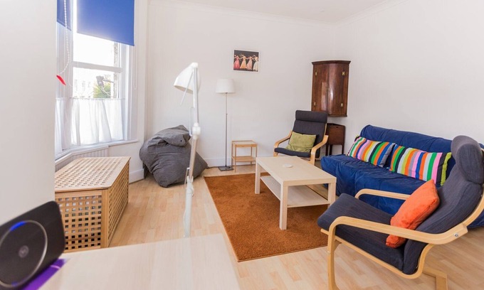 Hoe Street Apartment | GuestReady - Vibrant w Garden View in Walthamstow