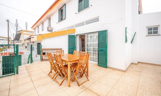 Vila Nogueira de Azeitao Apartment | GuestReady - White Haven with a terrace