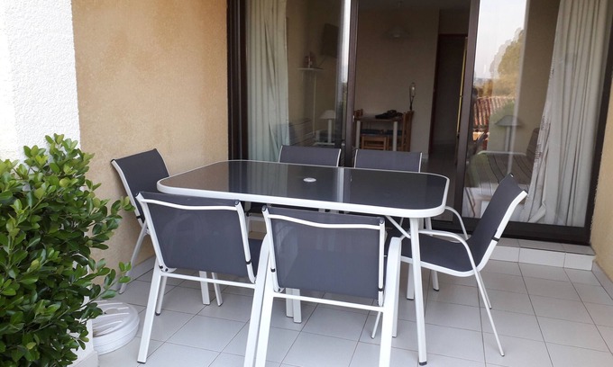 Les Restanques Apartment | Gulf of Saint Tropez, apartment sleeps 4, ground floor with terrace and small garden