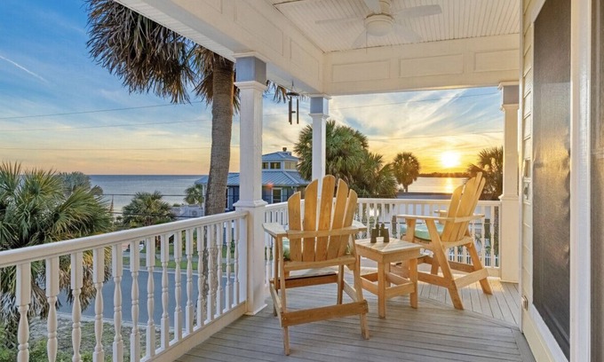 Cedar Key House | Gulf View * Sunsets * Boat parking * King Bed * Walk to Downtown * Bikes