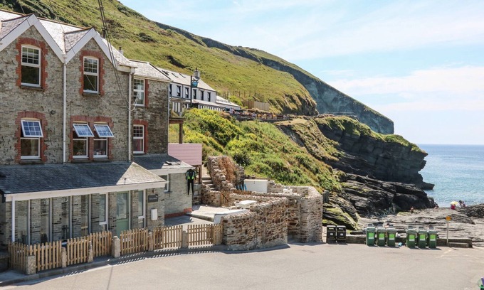 Trebarwith Strand Apartment | GULL ROCK, pet friendly, country holiday cottage in Trebarwith Strand