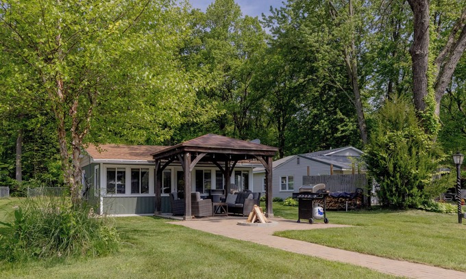 Englands Point Cottage | Gun Lake Cottage - Bonfire, AC, Full Kitchen, Gazebo! Dock your boat or rent one